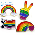 Muestra gratis metal personalizado en forma de esmalte duro suave encantador pin de nube insignia al por mayor orgullo gay lgbt corazón bandera arco iris pin de solapa